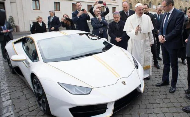 El papa Francisco junto al Lamborghini Huracan que recibió.