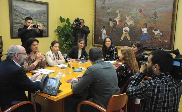 Reunión entre representantes de la Junta y de Podemos para negociar los Presupuestos de 2018.