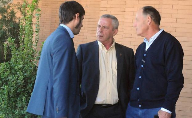 José Donoso, en el centro, tras una de las sesiones del juicio celebrado en Mérida.