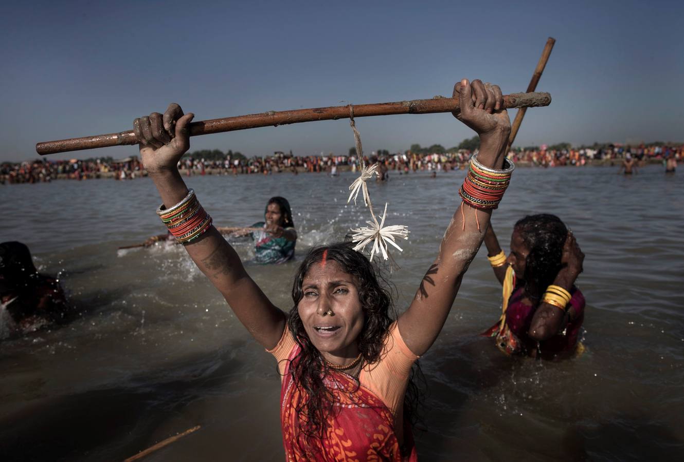 Un grupo de mujeres que creen haber sido poseídas por espíritus malignos danzan y cantan mantras en la víspera de una noche de luna llena, mientras se congregan para la celebración del "Festival de los fantasmas", en las orillas del río Kamala en el distrito de Danusha (Nepal), el 3 de noviembre de 2017. La celebración tiene siglos de tradición y tiene lugar anualmente en la noche de luna llena de noviembre. Miles de personas se congregan para llevar a cabo rituales de sanación conducidos por chamanes, en los que se "cura" a personas poseídas de espíritus malignos que acechan el porvenir de las familias.