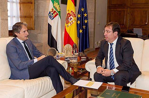 El ministro de Fomento, Íñigo de la Serna, con el presidente Fernández Vara, en Mérida. :: hoy