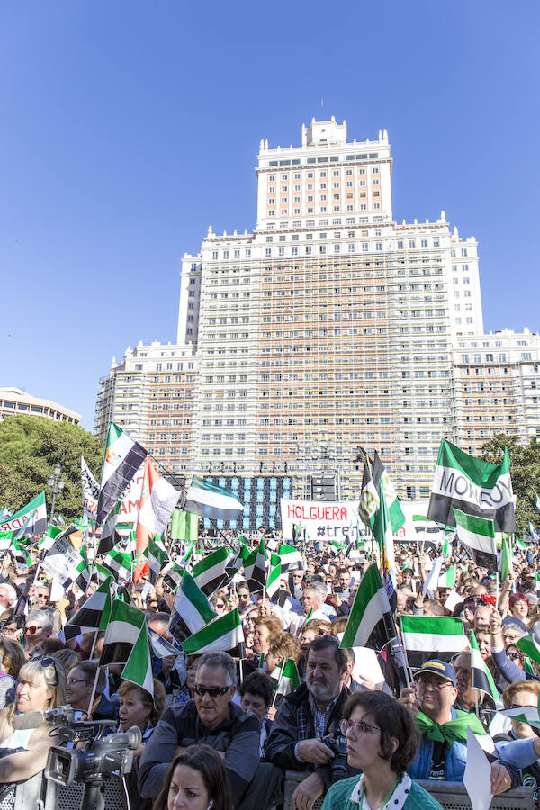 La Plaza de España de Madrid fue una fiesta para los miles de extremeños que acudieron a la concentración por el #trendignoya, pero también fue el momento de la reivindicación. Las voces se alzaron con un propósito: pedir iguladad y justicia.