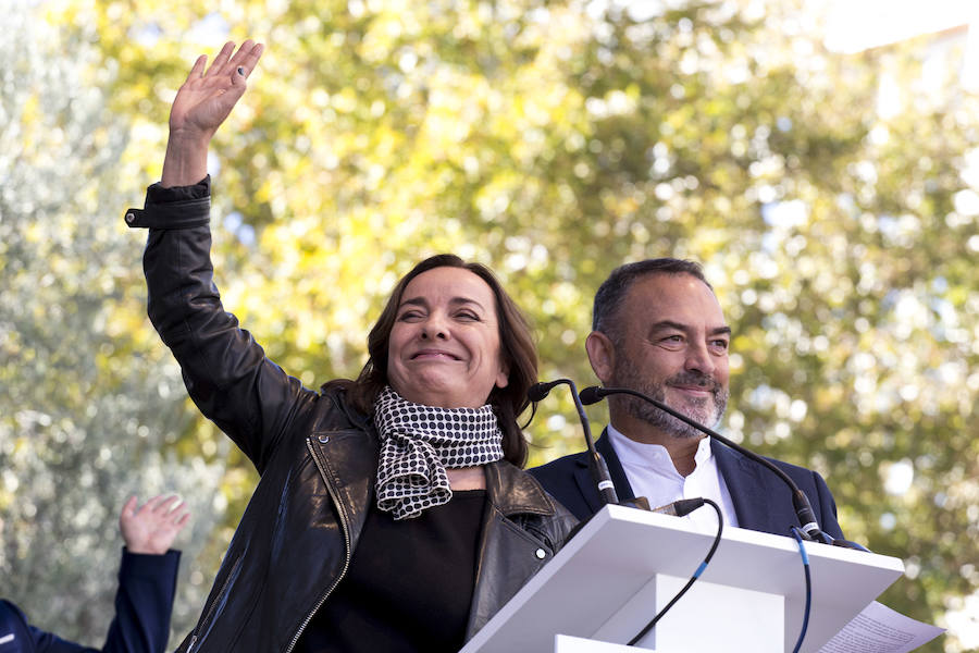 La Plaza de España de Madrid fue una fiesta para los miles de extremeños que acudieron a la concentración por el #trendignoya, pero también fue el momento de la reivindicación. Las voces se alzaron con un propósito: pedir iguladad y justicia.