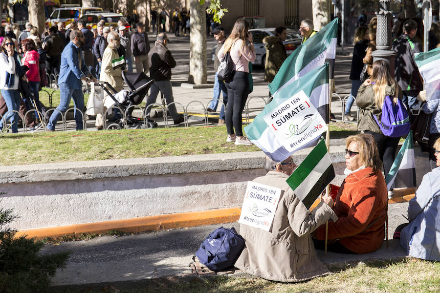 La Plaza de España de Madrid fue una fiesta para los miles de extremeños que acudieron a la concentración por el #trendignoya, pero también fue el momento de la reivindicación. Las voces se alzaron con un propósito: pedir iguladad y justicia.