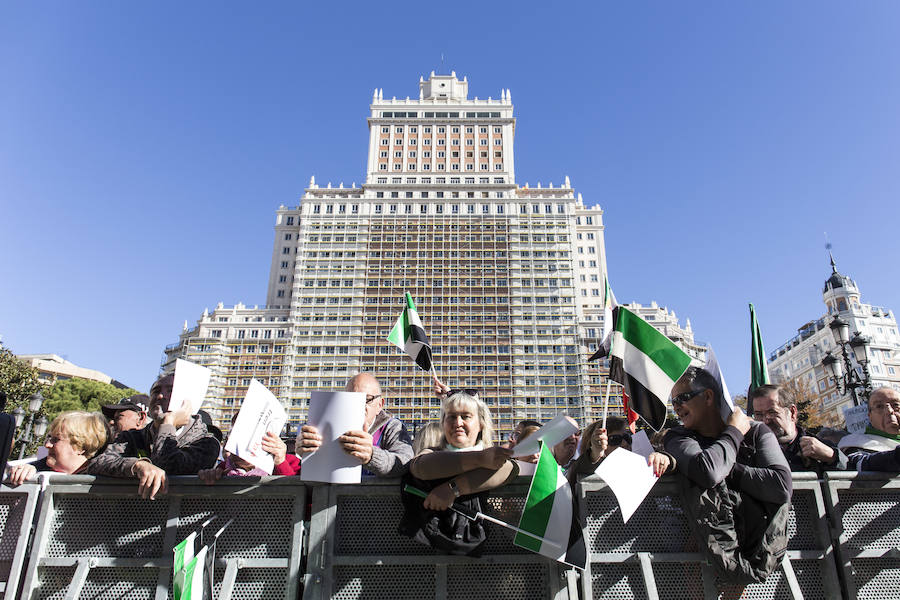 La Plaza de España de Madrid fue una fiesta para los miles de extremeños que acudieron a la concentración por el #trendignoya, pero también fue el momento de la reivindicación. Las voces se alzaron con un propósito: pedir iguladad y justicia.