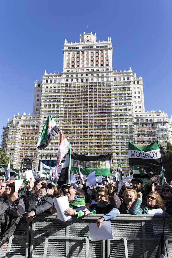 La Plaza de España de Madrid fue una fiesta para los miles de extremeños que acudieron a la concentración por el #trendignoya, pero también fue el momento de la reivindicación. Las voces se alzaron con un propósito: pedir iguladad y justicia.