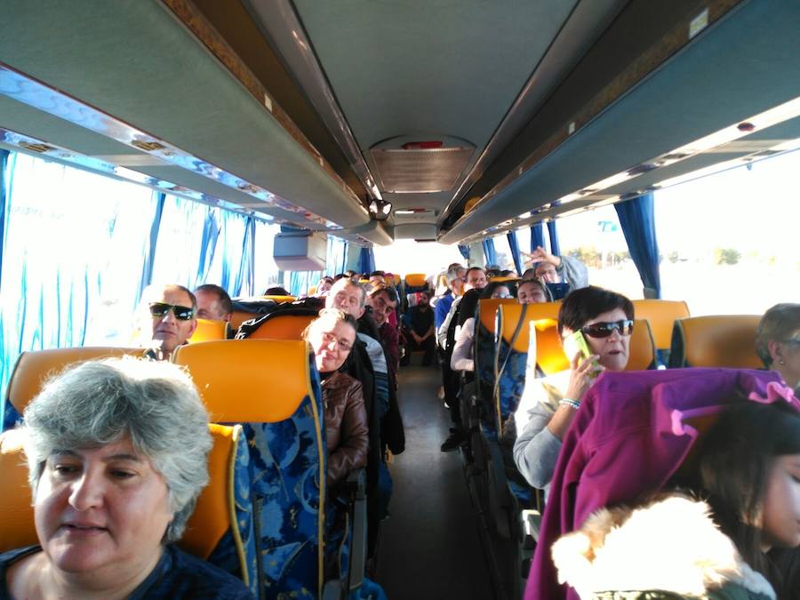 320 autobuses llenos de extremeños han hecho el recorrido hasta Madrid | En un tren viajó la comitiva formada por políticos de todos los partidos con representación en la Asamblea y responsables de asociaciones y organizaciones que firmaron el Pacto del Tren 