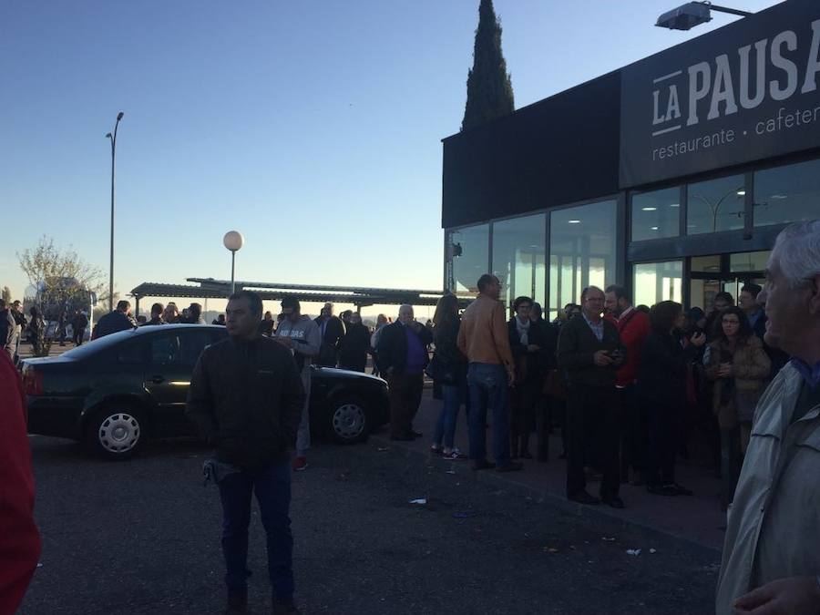 320 autobuses llenos de extremeños han hecho el recorrido hasta Madrid | En un tren viajó la comitiva formada por políticos de todos los partidos con representación en la Asamblea y responsables de asociaciones y organizaciones que firmaron el Pacto del Tren 