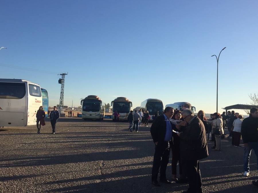 320 autobuses llenos de extremeños han hecho el recorrido hasta Madrid | En un tren viajó la comitiva formada por políticos de todos los partidos con representación en la Asamblea y responsables de asociaciones y organizaciones que firmaron el Pacto del Tren 