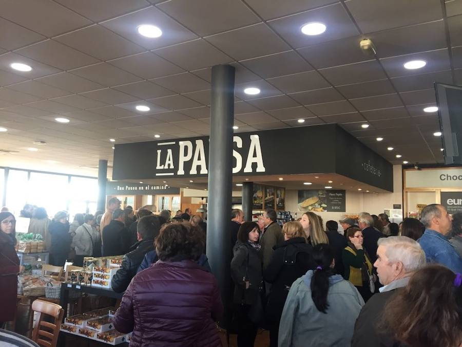 320 autobuses llenos de extremeños han hecho el recorrido hasta Madrid | En un tren viajó la comitiva formada por políticos de todos los partidos con representación en la Asamblea y responsables de asociaciones y organizaciones que firmaron el Pacto del Tren 