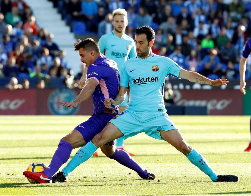 Las mejores fotografías del partido correspondiente a la 12ª jornada de Liga que el Leganés y el Barcelona jugaban en Butarque horas antes del gran derbi madrileño en el Wanda metropolitano