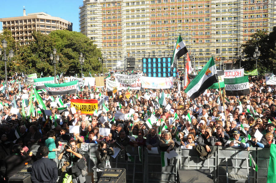 Miles de extremeños exhibiendo pancartas reivindicativas y banderas extremeñas llenan la plaza de España en la concentración por el #trendignoya