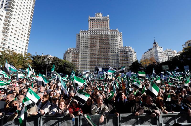 Miles de extremeños exhibiendo pancartas reivindicativas y banderas extremeñas llenan la plaza de España en la concentración por el #trendignoya