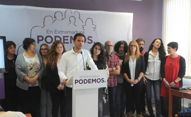 Álvaro Jaén, secretario general, junto a varios miembros de Podemos Extremadura.