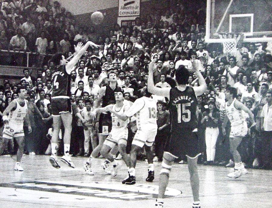 Canasta de Freixenet durante el ascenso del Cáceres a la ACB el 10 de mayo de 1992.
