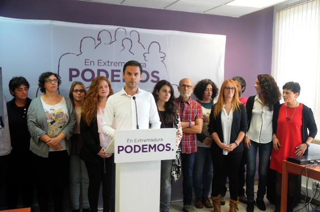 Álvaro Jaén, en el centro, en la presentación del plan de garantías de Podemos. :: brígido