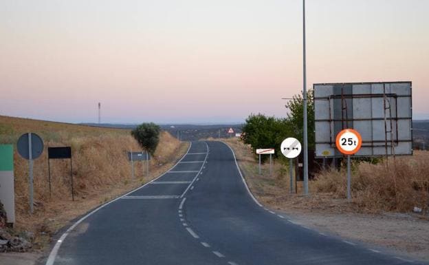 Un cerdo provoca un accidente en la carretera de Valencia del Mombuey