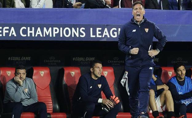 Eduardo Berizzo, entrenador del Sevilla, durante el partido ante el Liverpool. 
