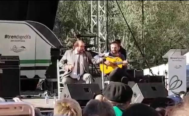 El cantaor flamenco Miguel de Tena en plena actuación el sábado 18N en Madrid, junto a Patrocinio Hijo.