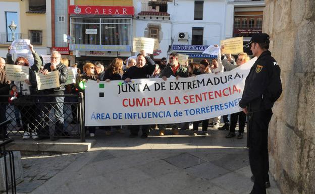 Los vecinos de Torrefresneda han acudido hoy a Mérida para que se ejecute la sentencia que le da 5.437 hectáreas que ahora pertenecen a Guareña