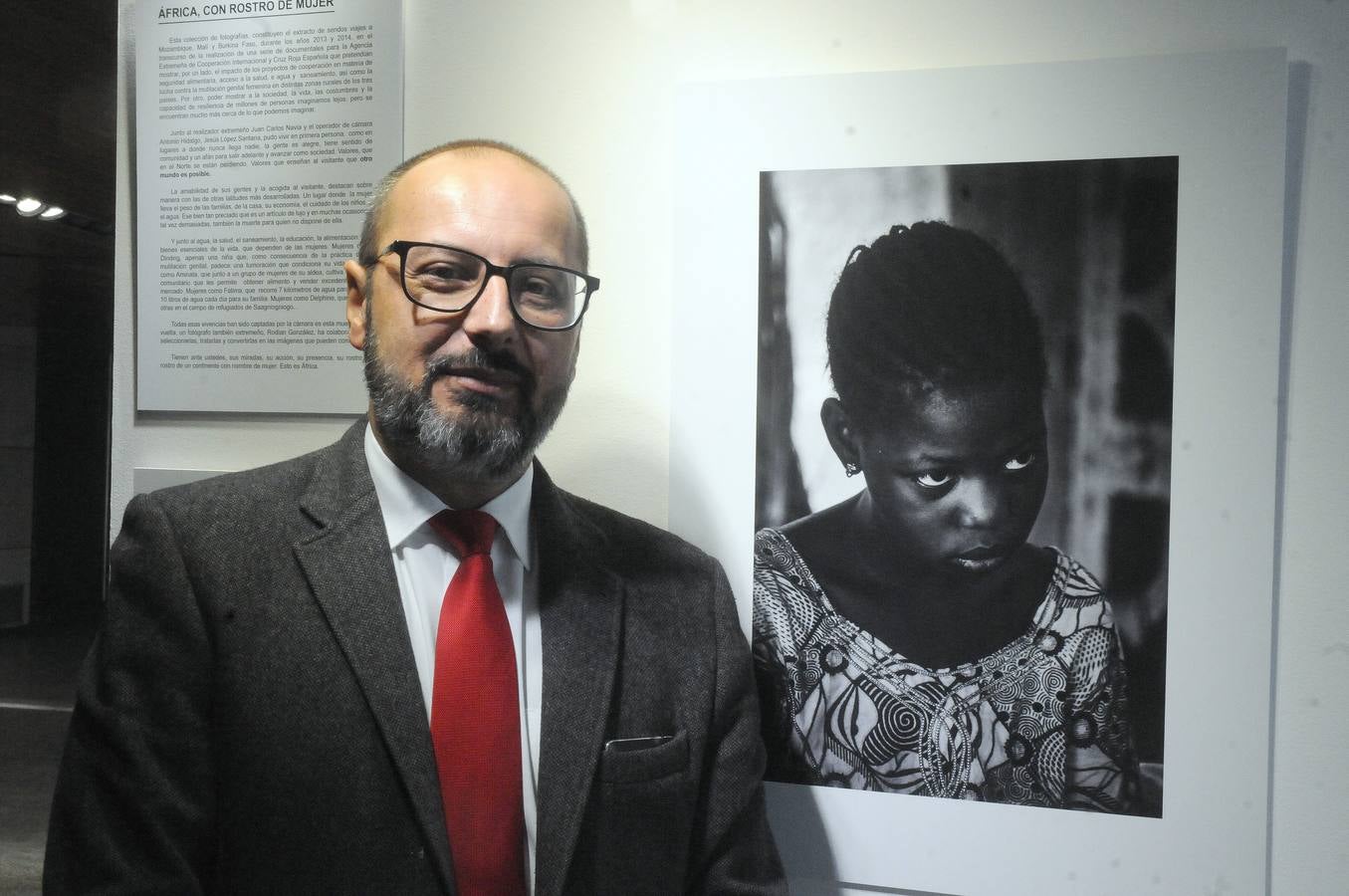 Esta exposición abrió los actos de la Asamblea de Extremadura dedicados al Día Internacional contra la Violencia de Género. La muestra fotográfica de Jesús López Santana, "África con rostro de mujer", permanecerá en Mérida hasta el 30 de noviembre y llegará después a Badajoz y Cáceres. Está organizada por el Secretariado de Actividades Culturales de la Universidad de Extremadura. 