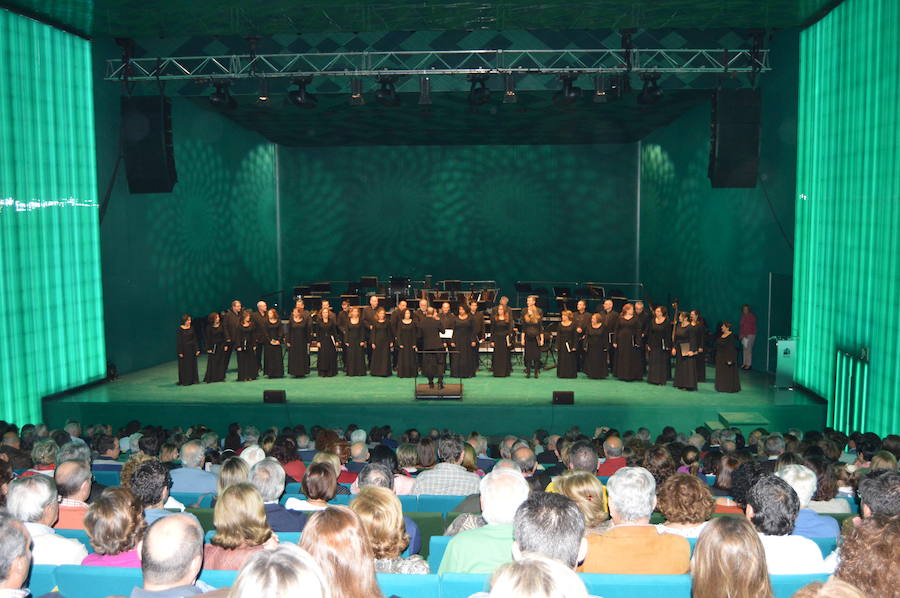 Este edificio tuvo ayer su puesta de largo, tras 10 años de gestación, con un doble concierto