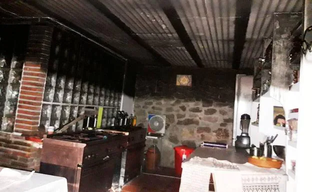Imagen de la cocina de la casa rural calcinada tras el incendio en Villanueva de la Vera.