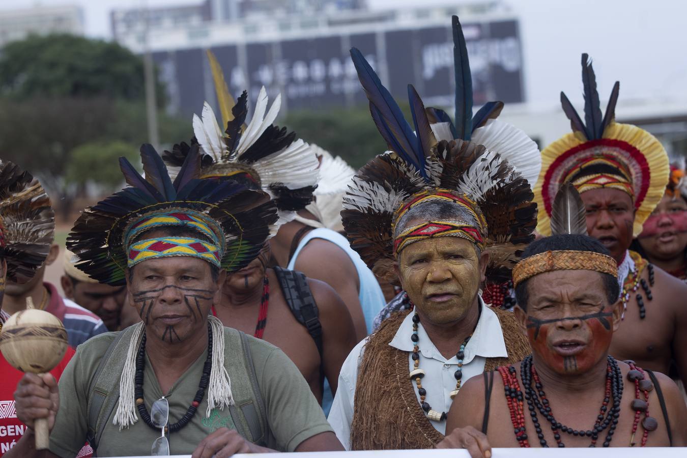 Indios brasileños protestan en favor de la demarcación de sus territorios en la Explanada de los Ministerios, en Brasilia (Brasil)