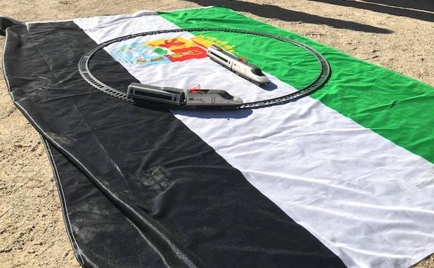 Tren AVE de juguete que Basilio Ronco, vecino de Casar de Cáceres, montó el pasado día 18 en la plaza de España en Madrid.