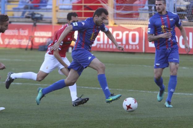 Jesús Rubio como capitán del Extremadura ante el Real Murcia. :: J. M. Romero