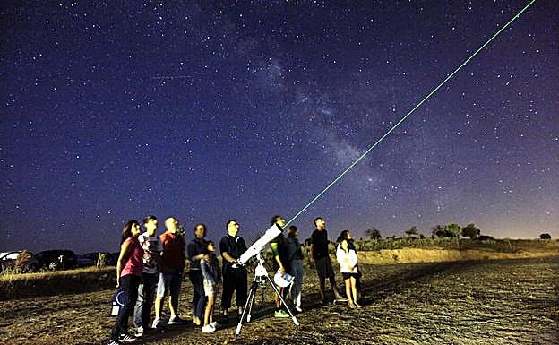 Cuatro rutas, observación de estrellas y talleres de fotografía, en Monfragüe este fin de semana
