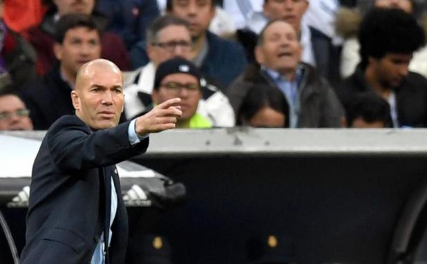 Zidane da instrucciones a sus futbolistas. 