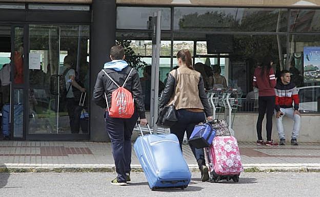 El objetivo de estas ayudas es facilitar el regreso de personas con escasos recursos económicos.