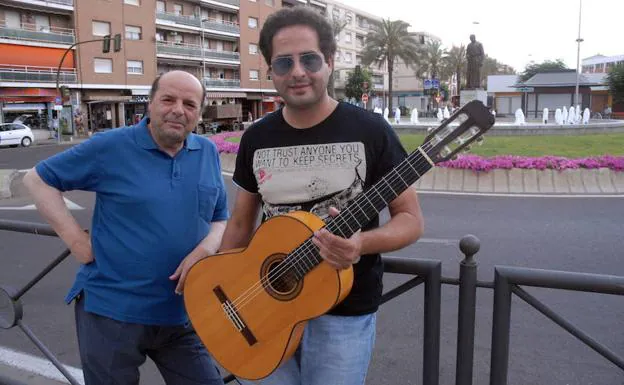 Miguel Vargas y su hijo Juan, con la guitarra.