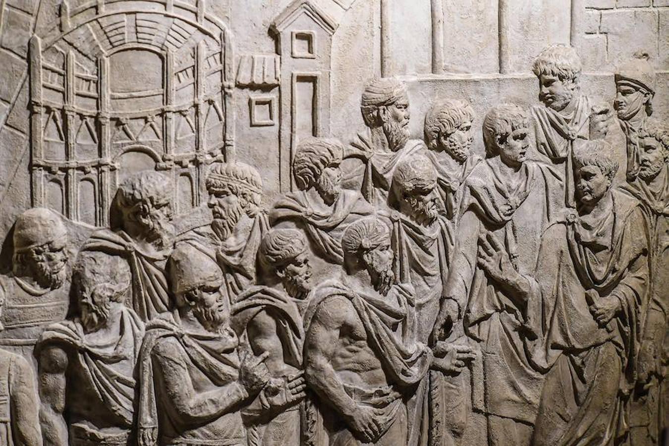Vista de la obra "Trajano recibe embajadores frente a la representación de la ciudad Drobeta", uno de los relieves de las Columnas de Trajano, fechada el 113 d.C