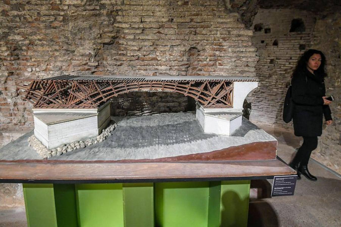 Vista de la maqueta de plástico "Puente de Trajano sobre el Danubio" a escala 1:50, obra arquitectónica fechada entre 103-105 d.C