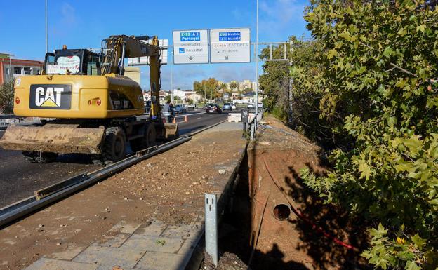 El socavón que se formó al arrastrar la tierra de la zona.