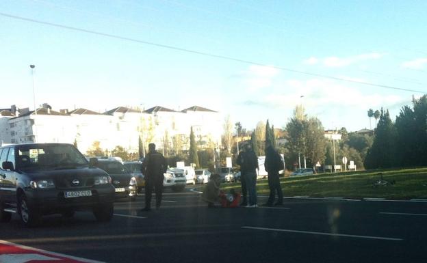 Herido un ciclista de 70 años en un accidente en la rotonda del Quinto Centenario