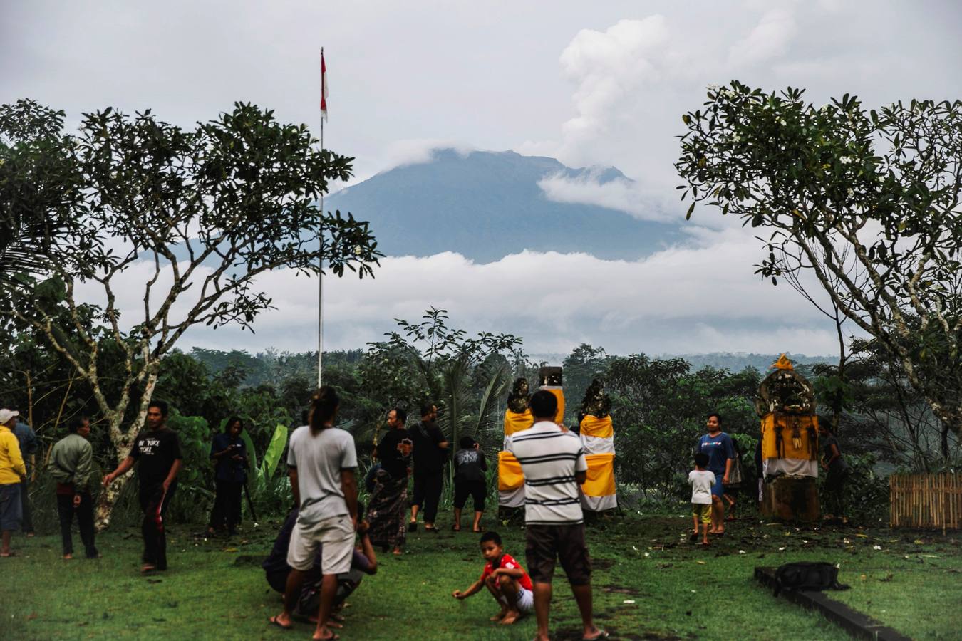 El volcán Monte Agung arroja ceniza volcánica caliente en Karangasem, Bali (Indonesia). Según informes de medios, la junta nacional de gestión de desastres de Indonesia elevó la alerta para el volcán al estado más alto y cerró el aeropuerto internacional Ngurah Rai en Bali debido a la nube de cenizas.