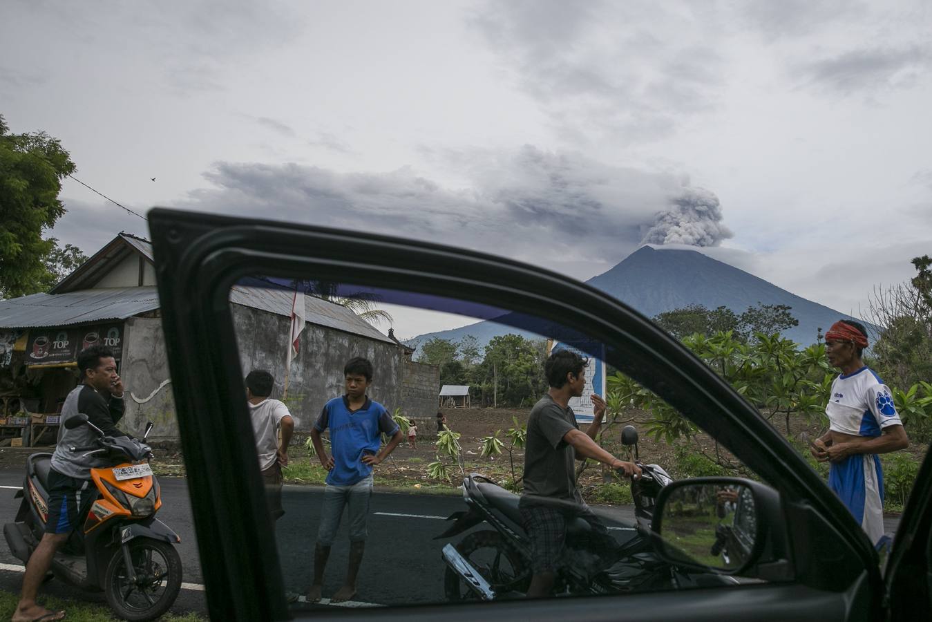 El volcán Monte Agung arroja ceniza volcánica caliente en Karangasem, Bali (Indonesia). Según informes de medios, la junta nacional de gestión de desastres de Indonesia elevó la alerta para el volcán al estado más alto y cerró el aeropuerto internacional Ngurah Rai en Bali debido a la nube de cenizas.