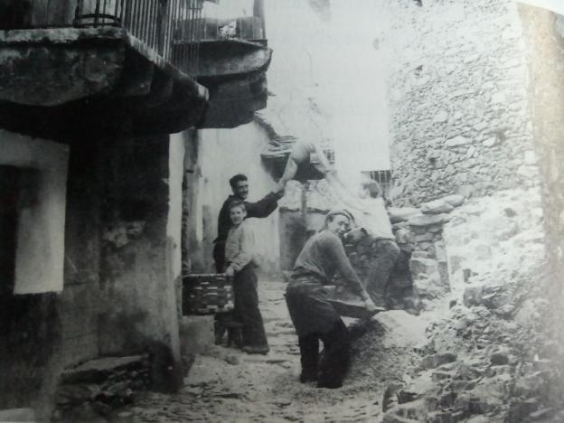 Hombres pelando castañas, en una imagen de 1950. :: f. b. g.