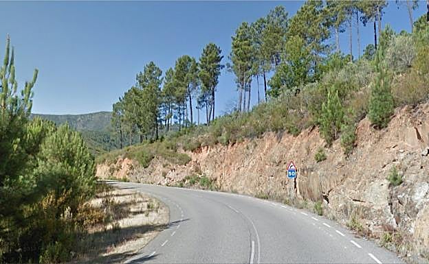 Curva en una carretera de Nuñomoral:. HOY