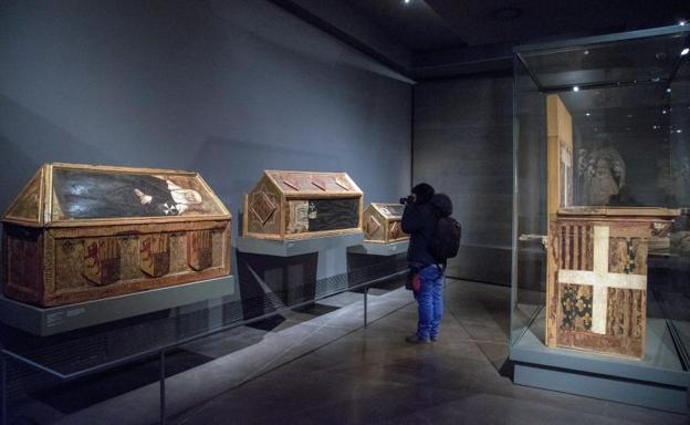 Vista de las cajas sepulcrales y trono de Blanca de Aragón y Anjou hoy en el Museo Diocesano de Lleida.