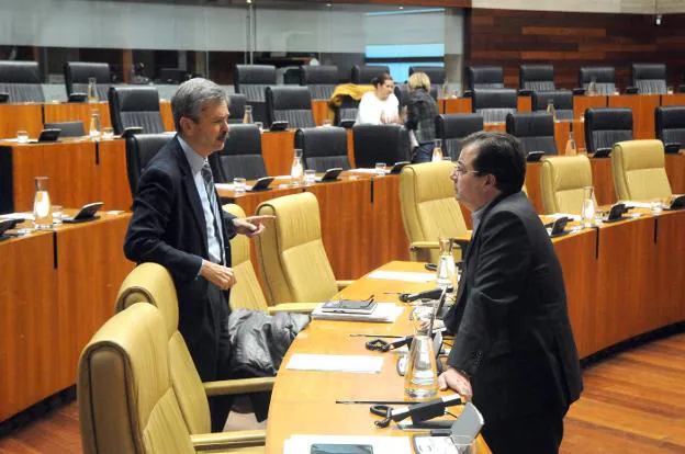 Fernández Vara conversa con José Luis Navarro. :: brígido