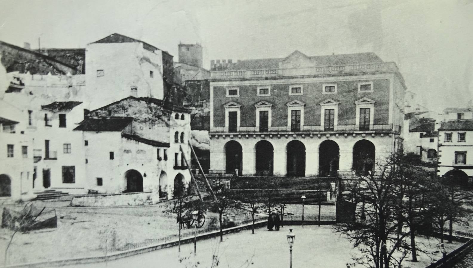 2-Plaza Mayor en 1869, cuando se inaugura el nuevo Ayuntamiento