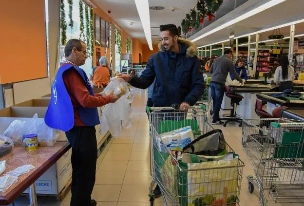 Recogida de alimentos ayer en un supermercado de Badajoz. :: c.m.