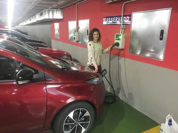 Maite Mateos recargando su coche eléctrico en el parking de Primo de Rivera hace unos días. :: jorge rey