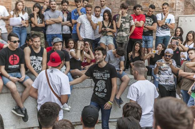 Un participante en la pelea de gallos que se llevó a cabo hace unas semanas en el Foro de los Balbos.