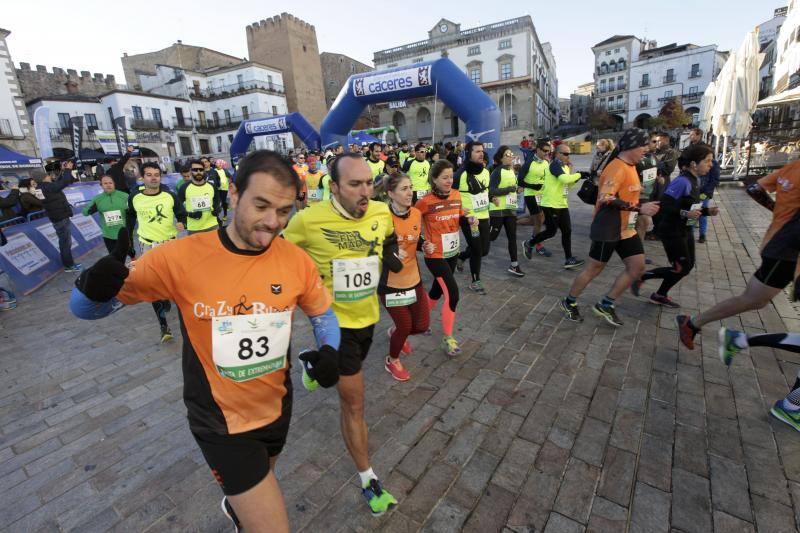 Más de 300 corredores se solidarizan contra el VIH y el sida en Cáceres