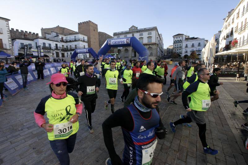 Más de 300 corredores se solidarizan contra el VIH y el sida en Cáceres